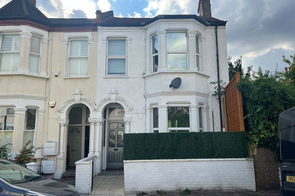 Property photo 1 of 35 2 Blakemore Road, Streatham Hill, London Sw16 1Nh