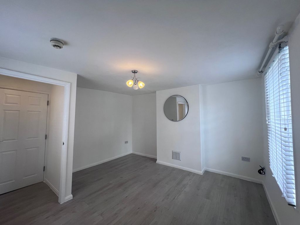 Property photo 3 of 10 Living Room