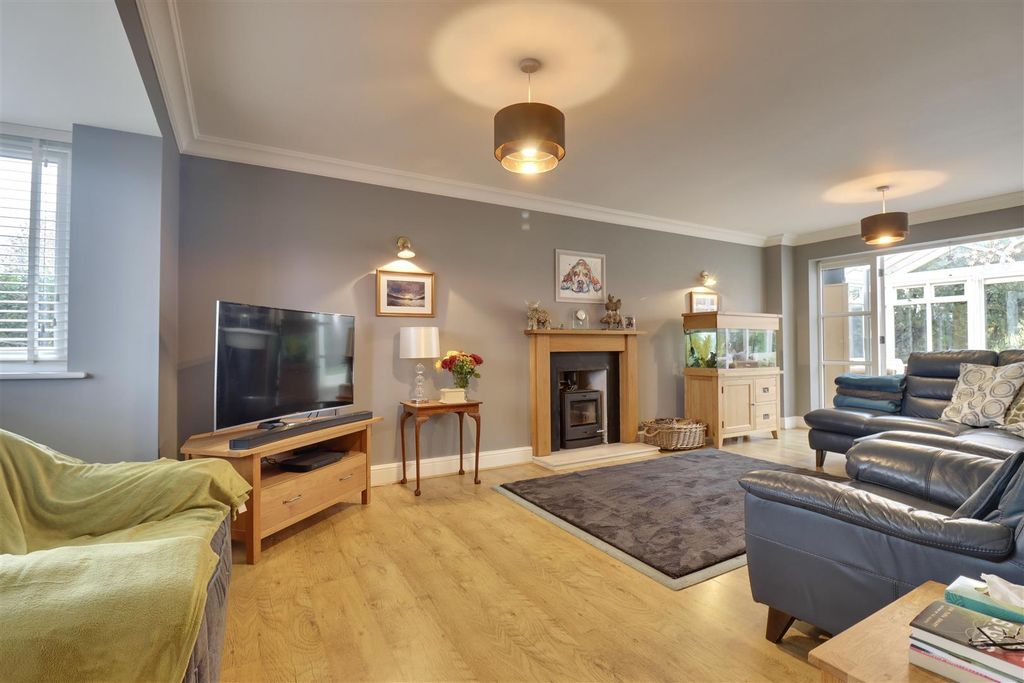 Property photo 3 of 36 Lounge