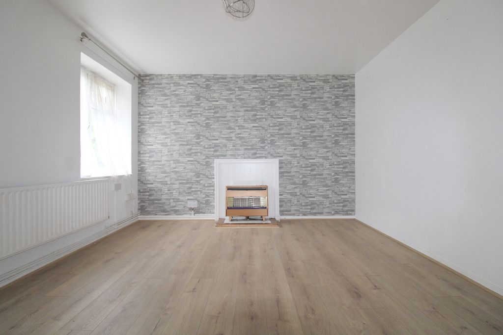 Property photo 3 of 8 Lounge