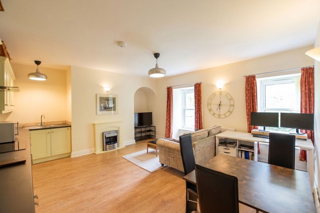 Property photo 3 of 12 Living Room/Kitchen