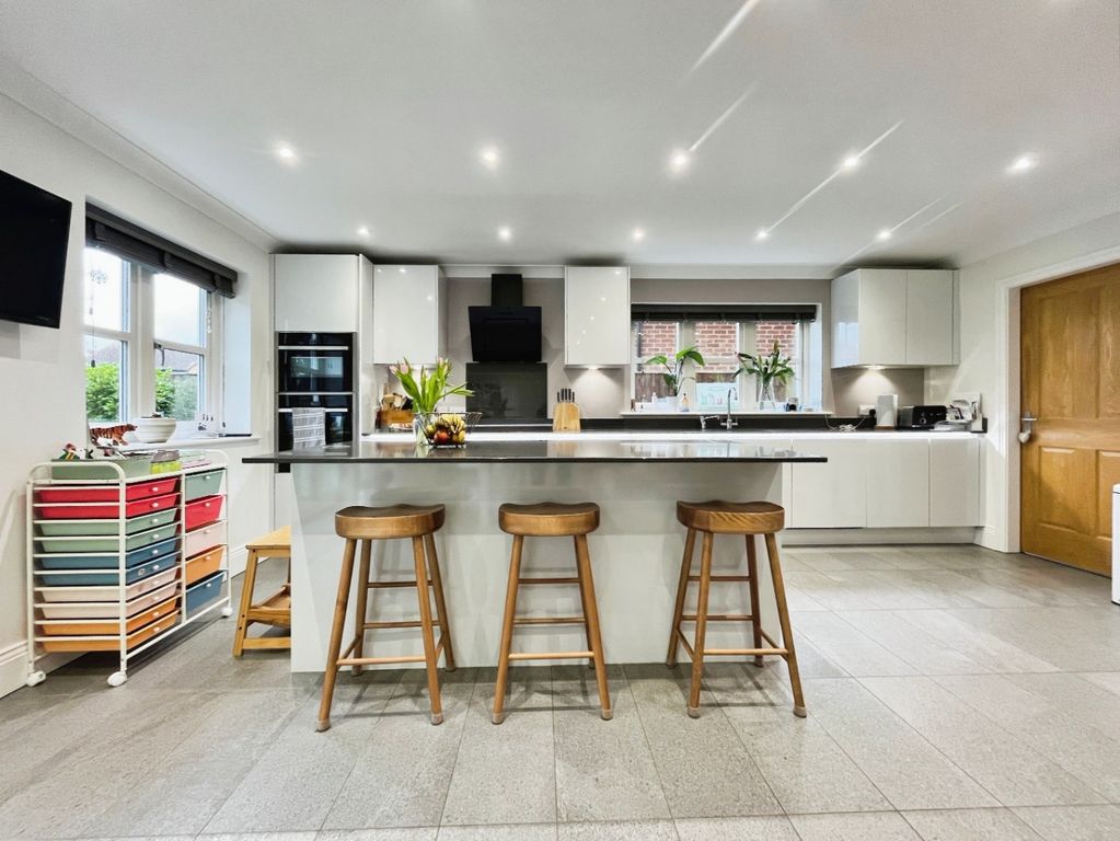 Property photo 2 of 30 3890876