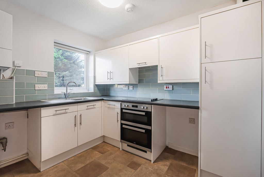 Property photo 3 of 10 Kitchen