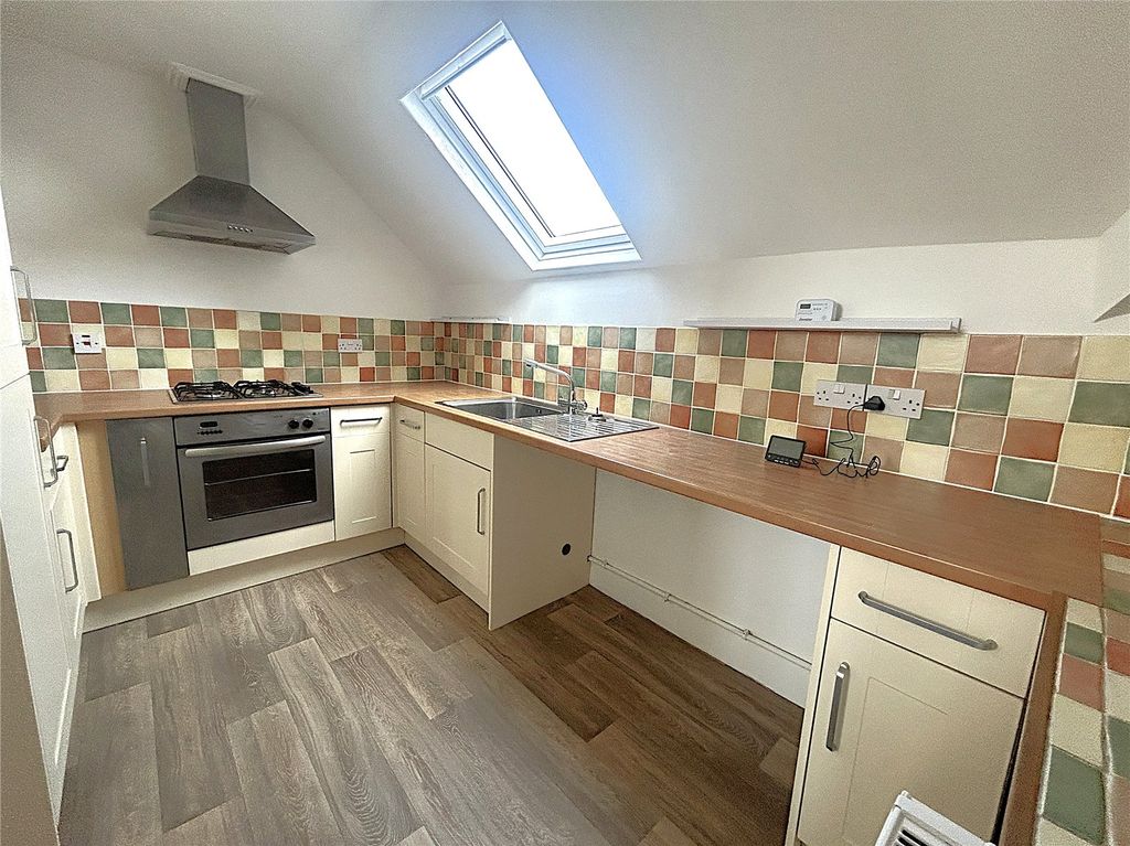 Property photo 3 of 9 Kitchen