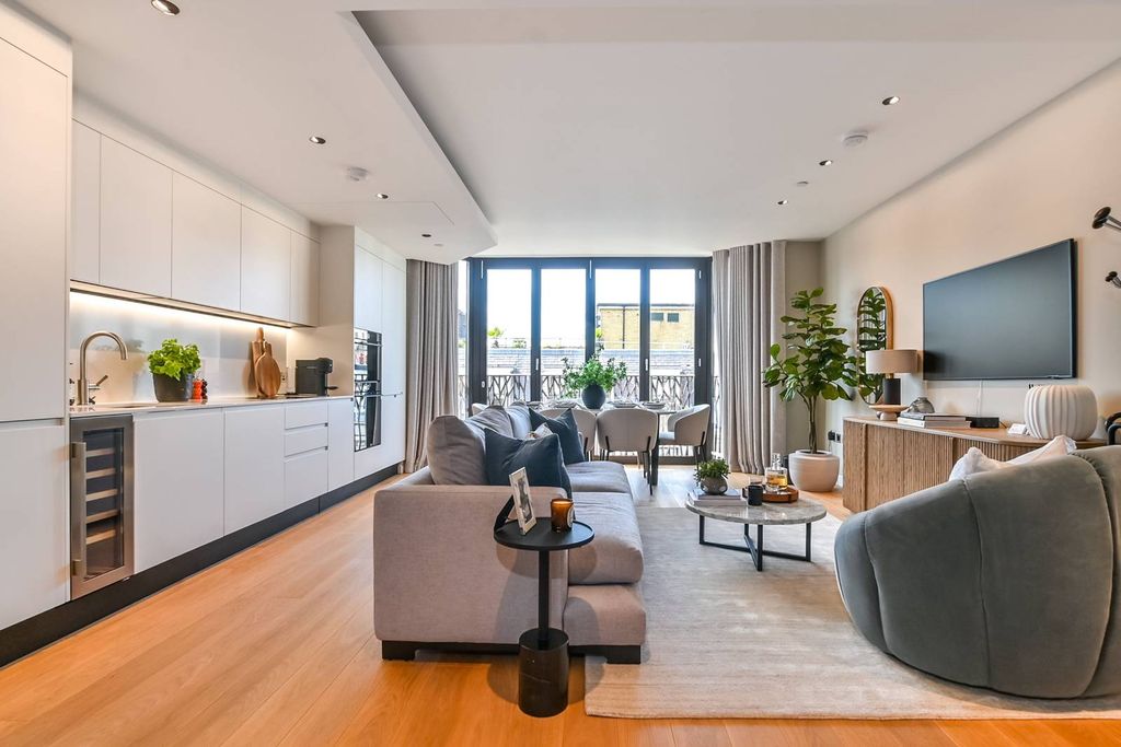 Property photo 2 of 18