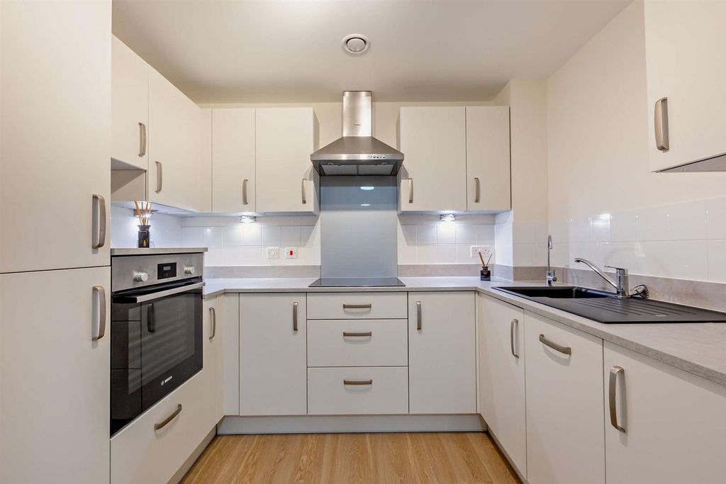 Property photo 3 of 23 Kitchen: