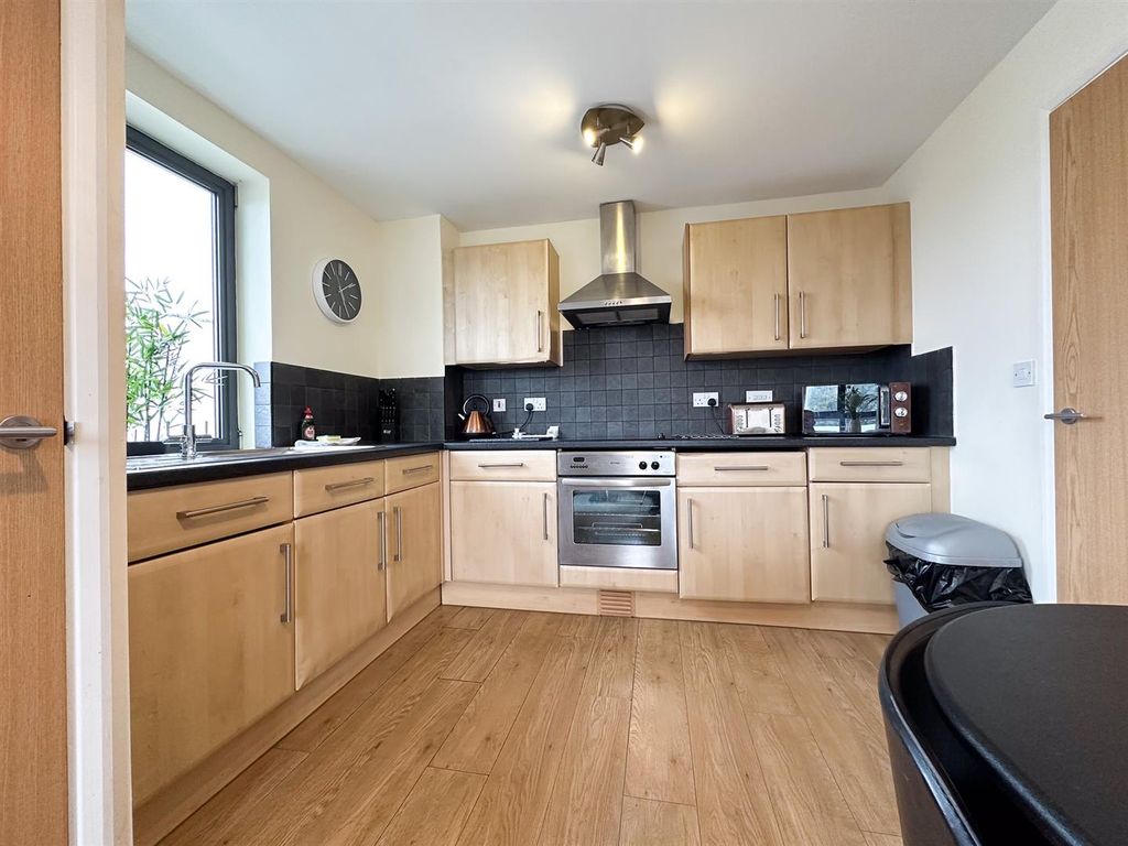 Property photo 2 of 6 Kitchen