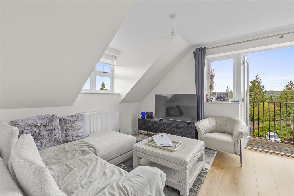 Property photo 3 of 13 Flat 9, 15 Priory Road, Hp13 6Sl-5.Jpg