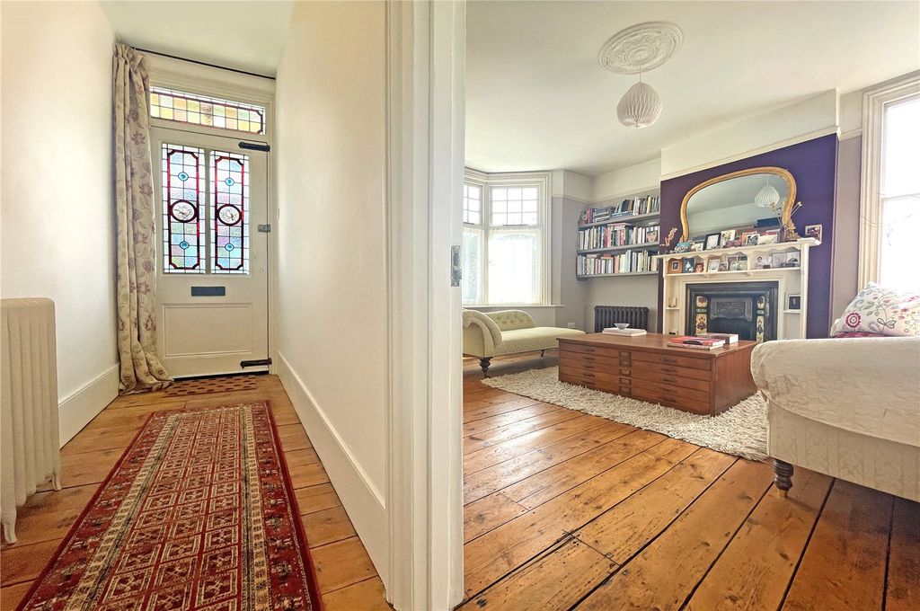 Property photo 2 of 17 Entrance Hall