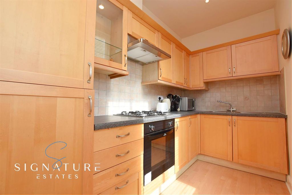 Property photo 3 of 9 Kitchen