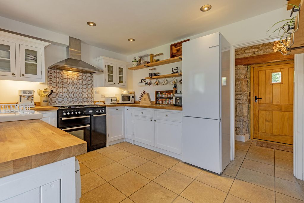 Property photo 2 of 29 Kitchen