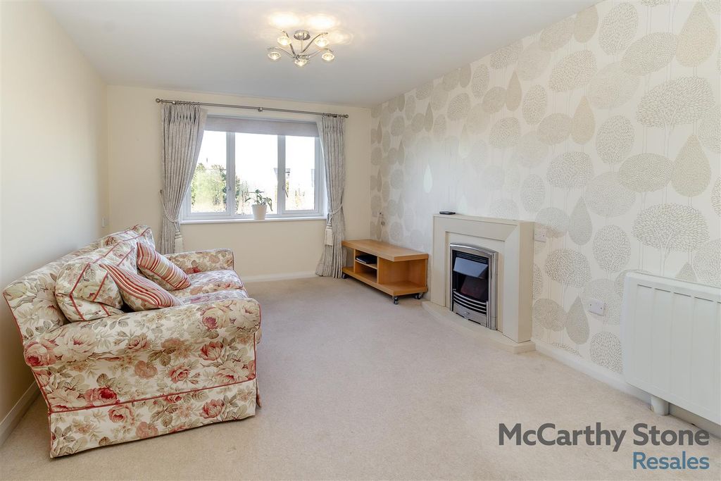 Property photo 2 of 9 8635263-Interior04.Jpg