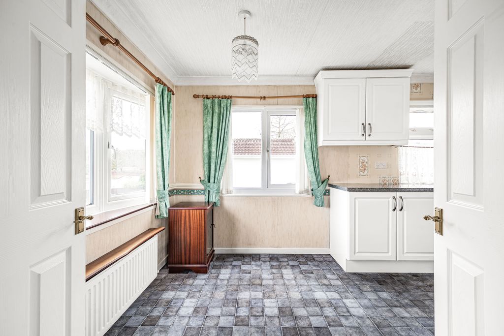 Property photo 3 of 18 Dining Area