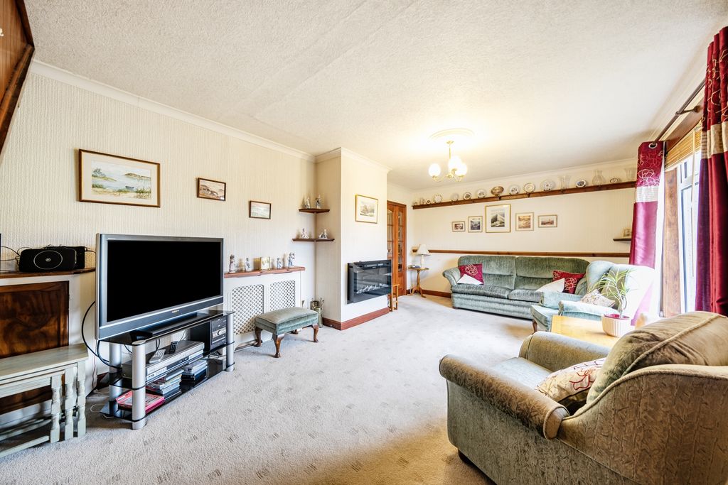 Property photo 2 of 13 1364776-19-68ee2d066Ad5B