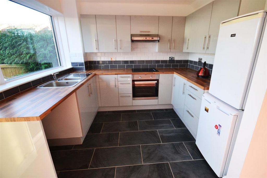 Property photo 3 of 9 Kitchen