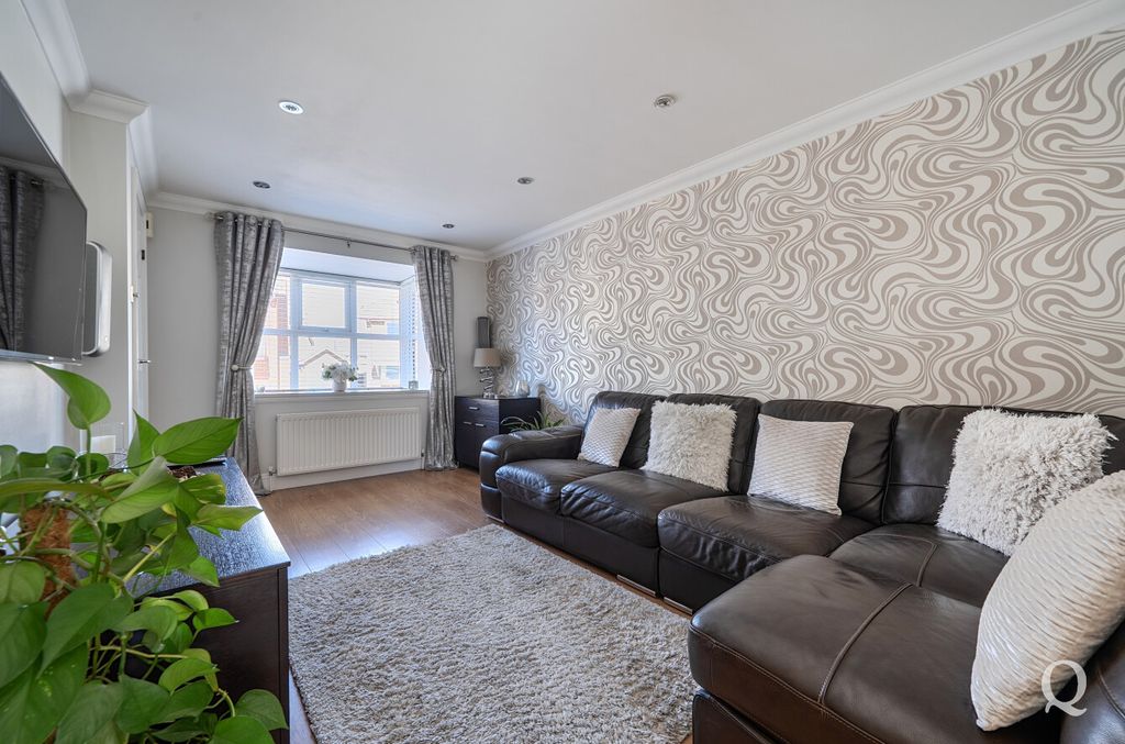 Property photo 2 of 25 Dec7701F-c01d-447...