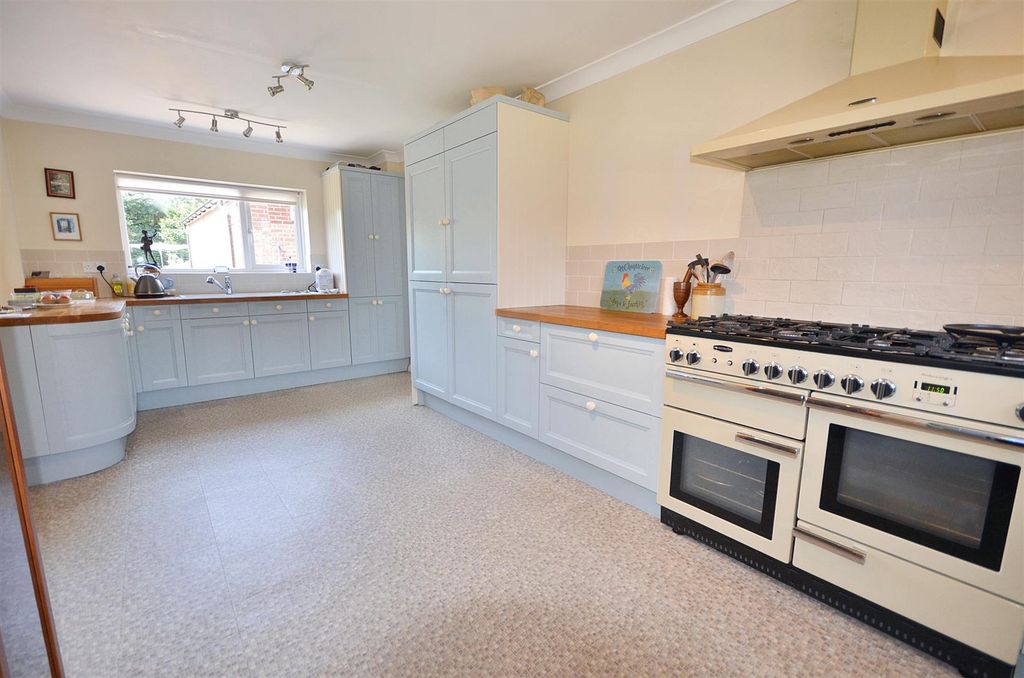 Property photo 3 of 23 Kitchen