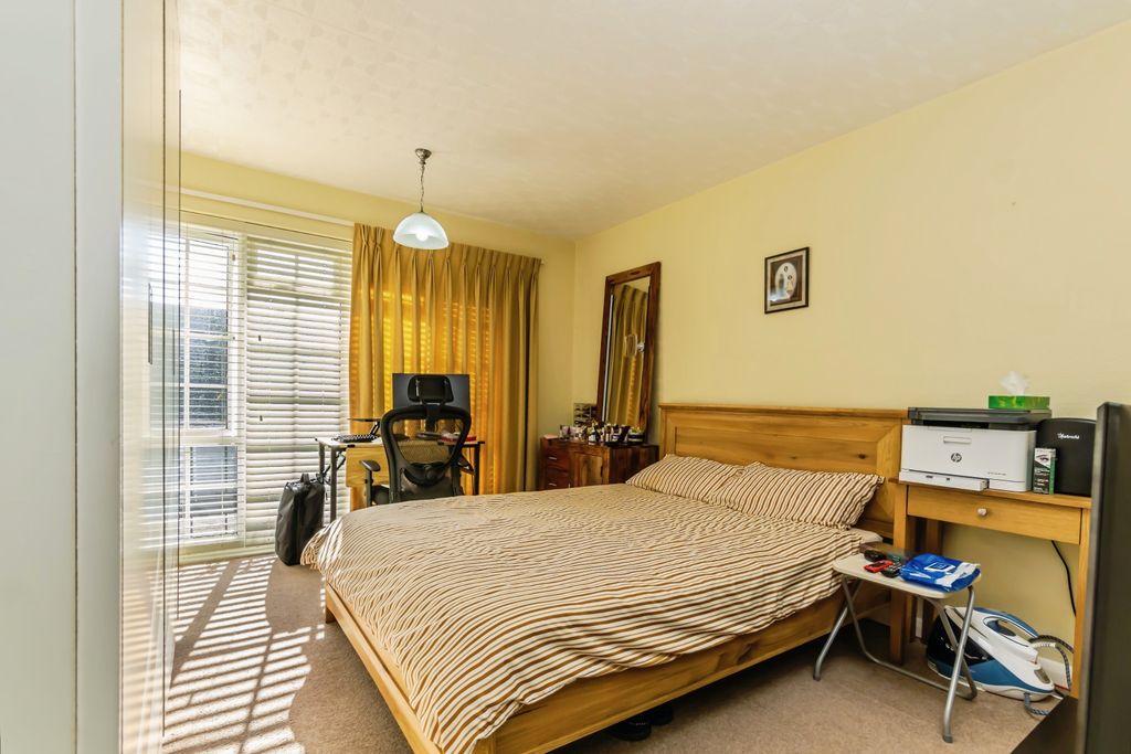 Property photo 3 of 17 Bedroom