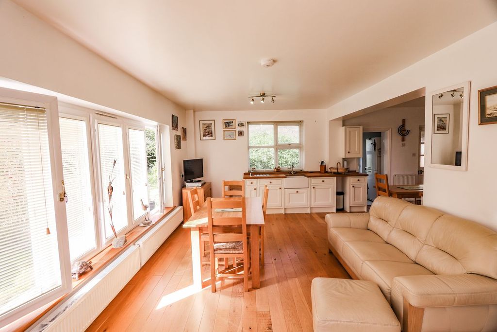 Property photo 2 of 27