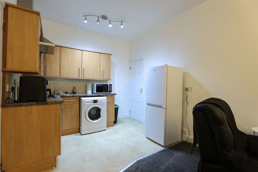 Property photo 3 of 8 Kitchen