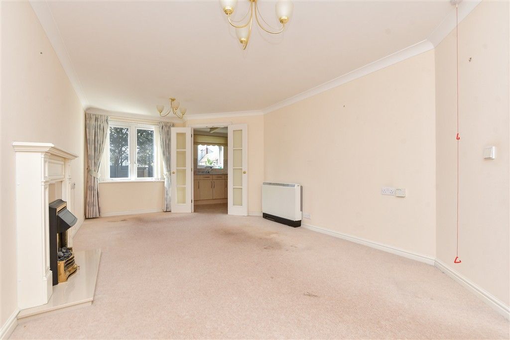 Property photo 1 of 11 Lounge