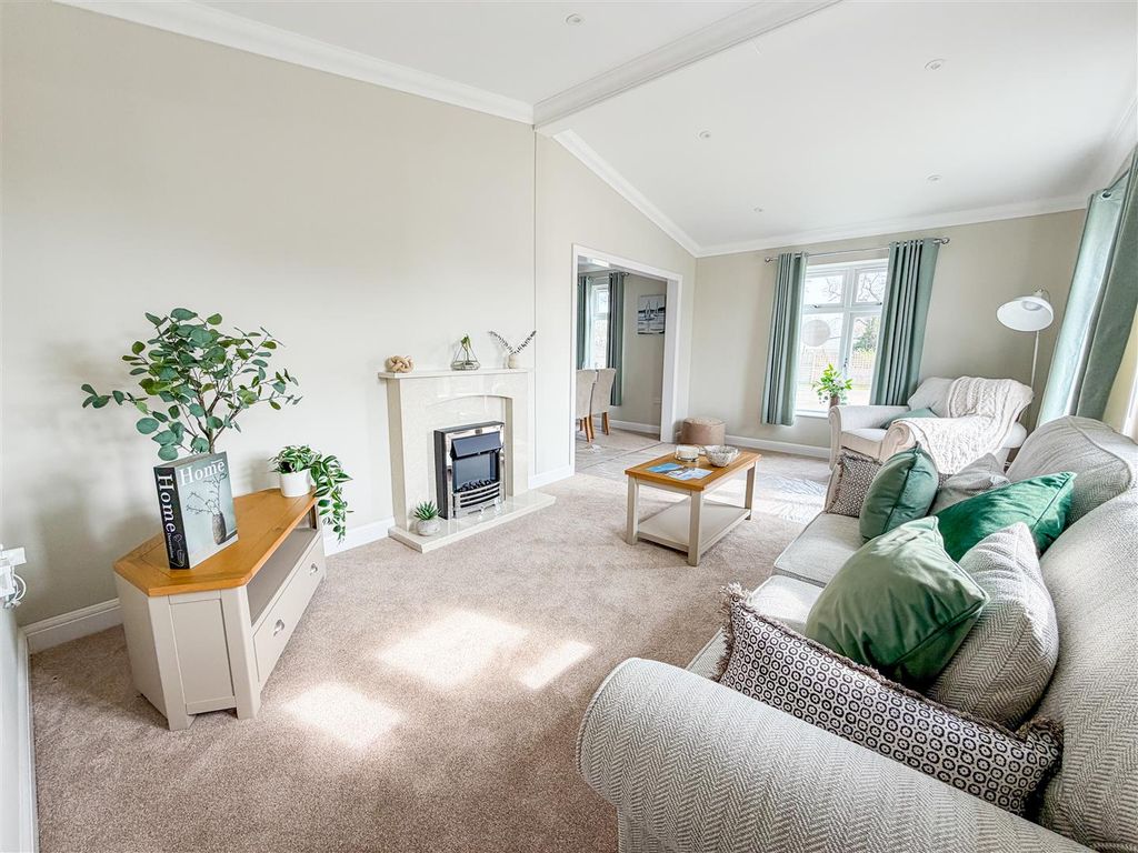 Property photo 2 of 23 Lounge