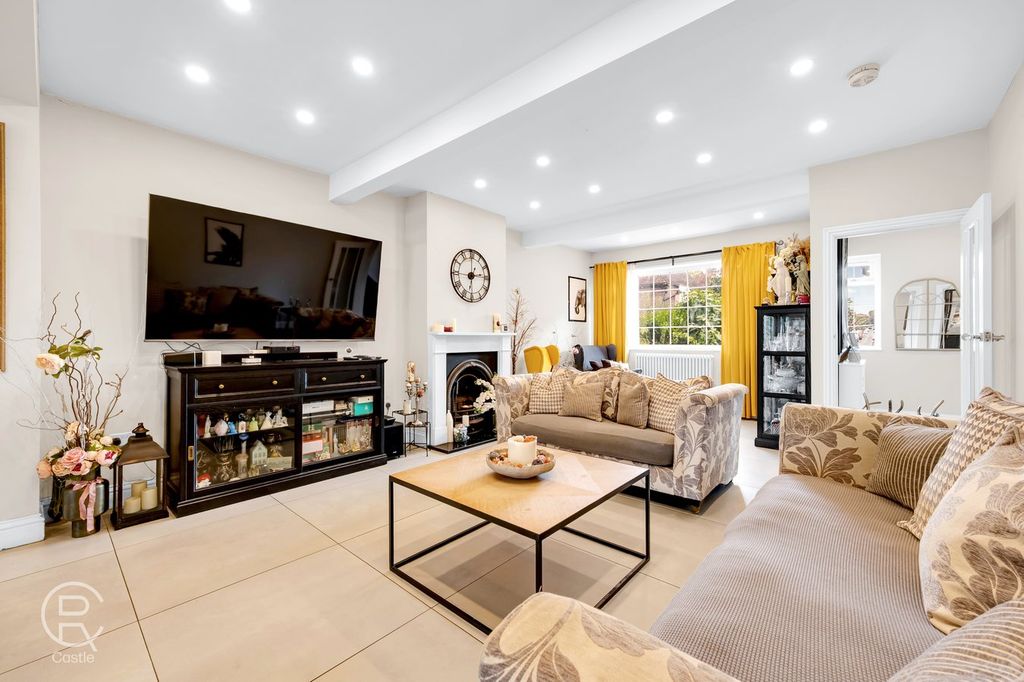 Property photo 2 of 23