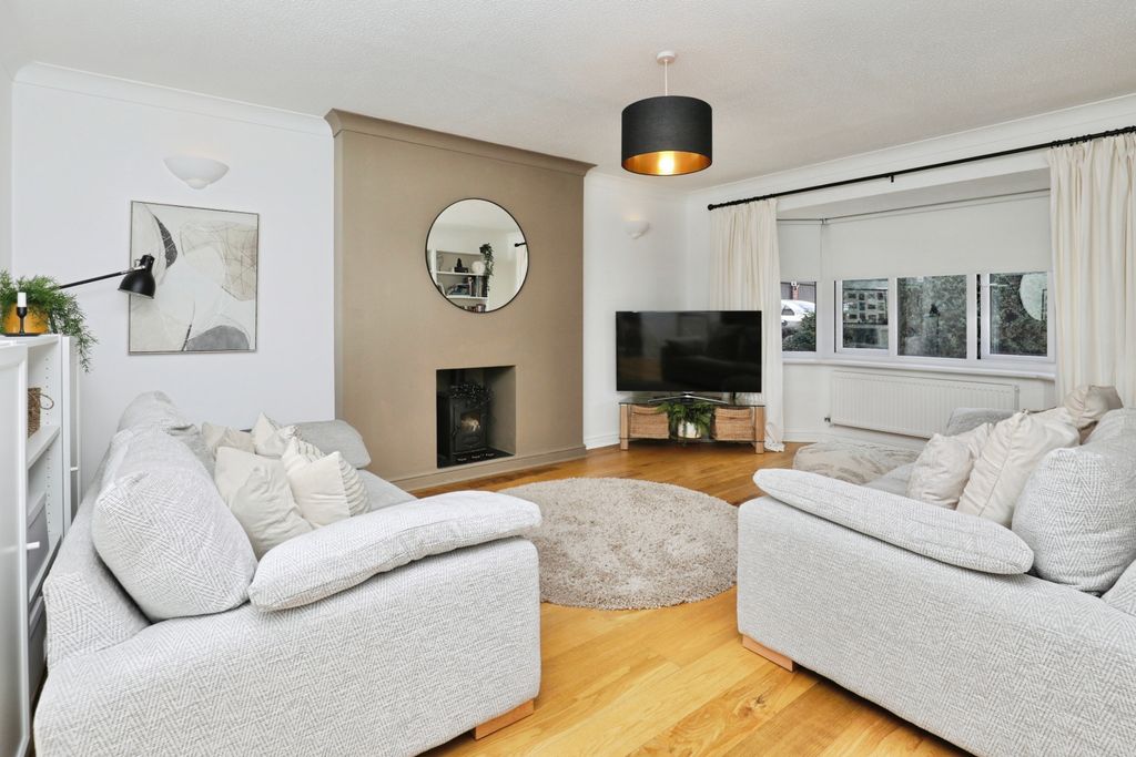 Property photo 2 of 32