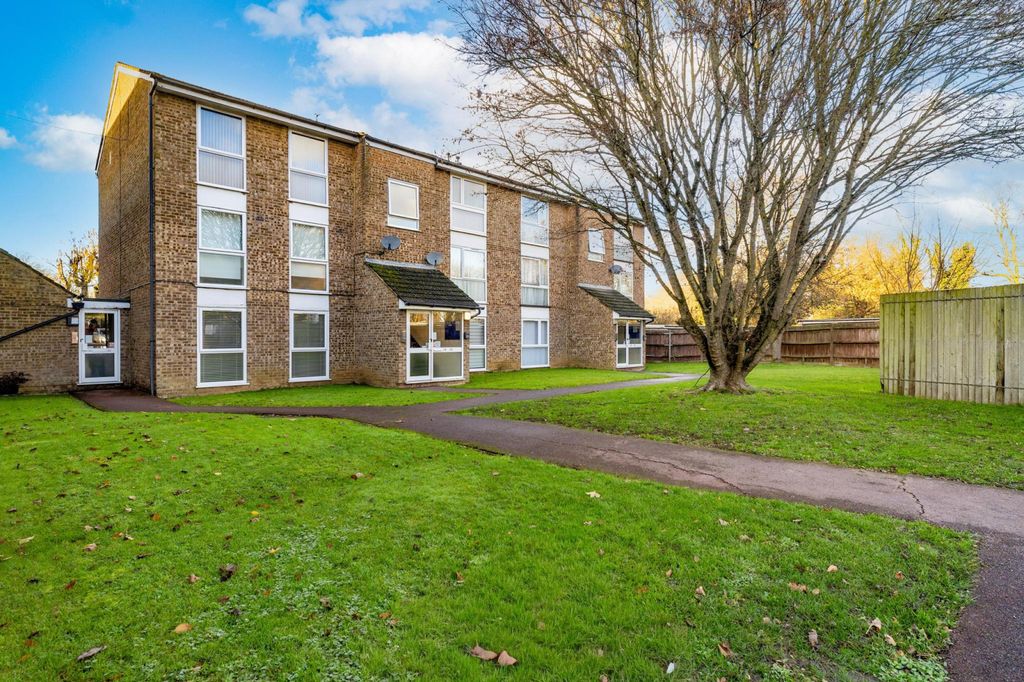 Property photo 1 of 7 2 Bed Flat For Sale Wyedale, London Colney Al2 1Tg
