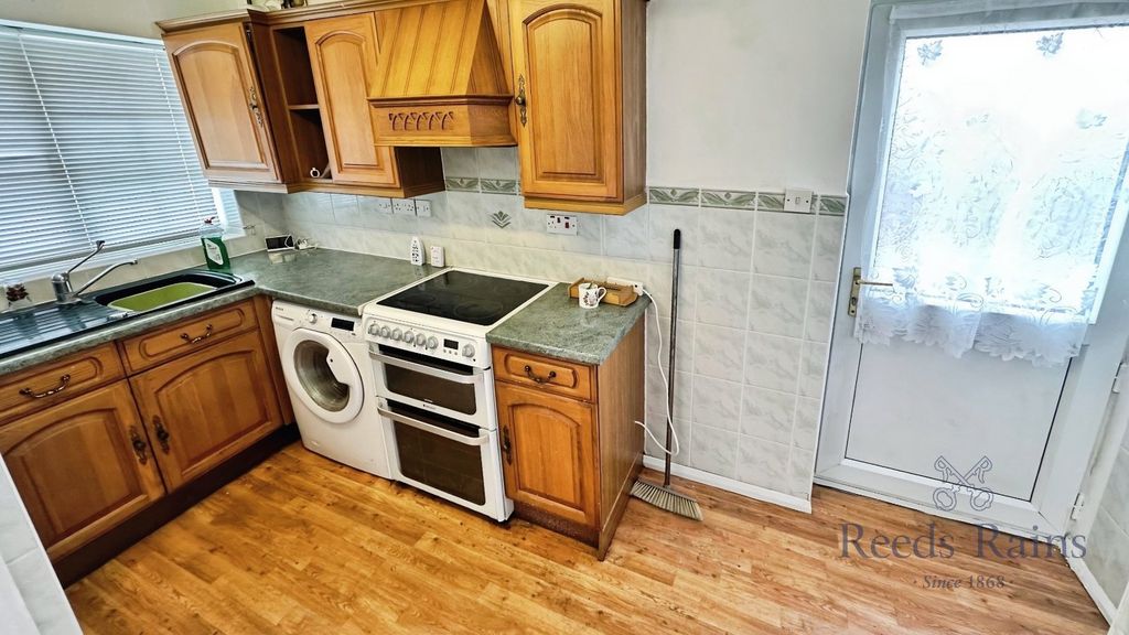 Property photo 3 of 9 Kitchen