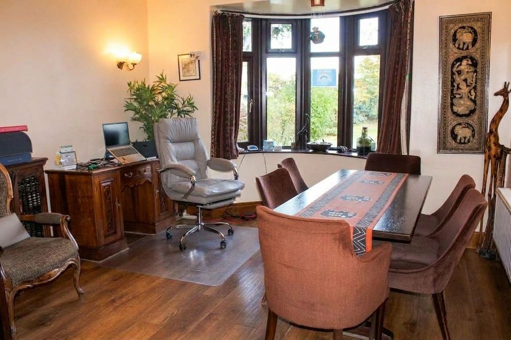Property photo 3 of 18 Dining Area