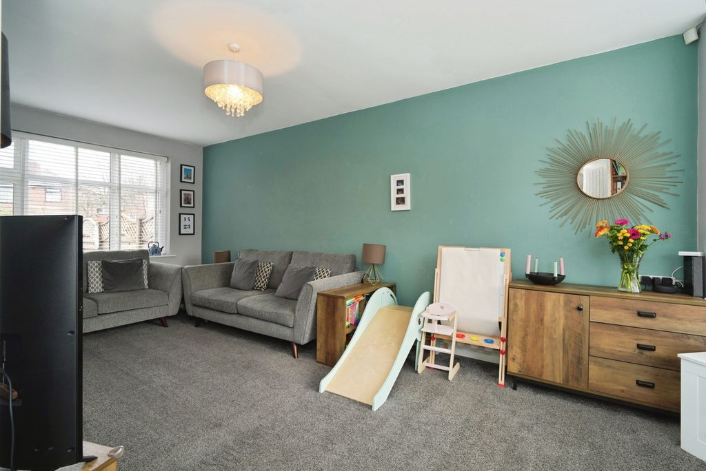 Property photo 3 of 17 Lounge