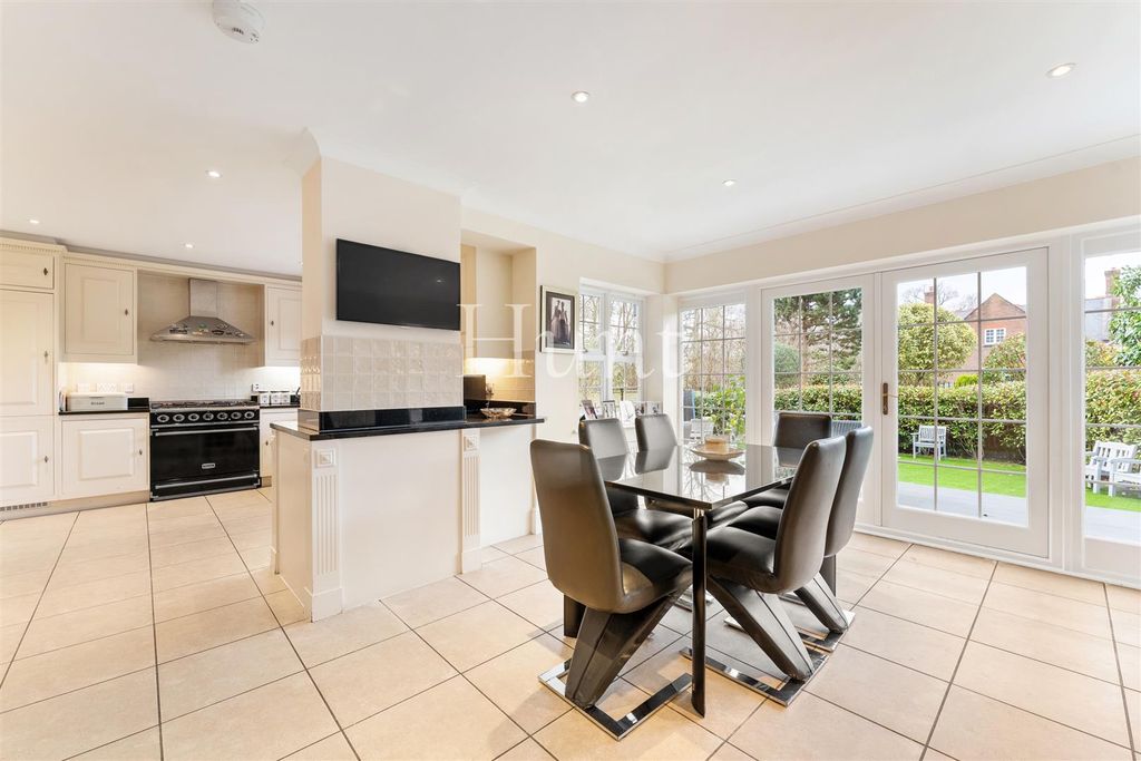 Property photo 2 of 33 Dining To Kitchen