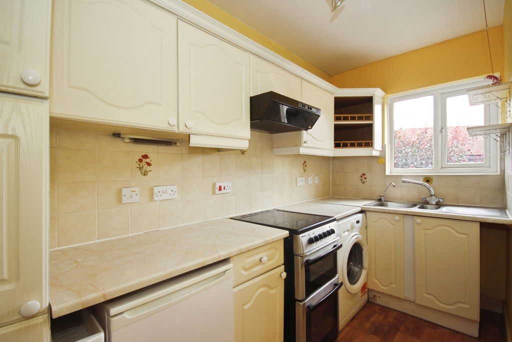 Property photo 3 of 17 Kitchen