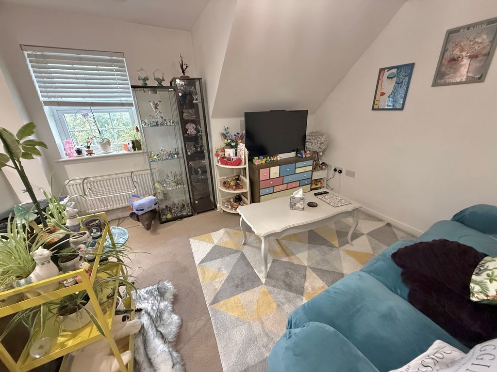 Property photo 3 of 8 11 Spry Lounge