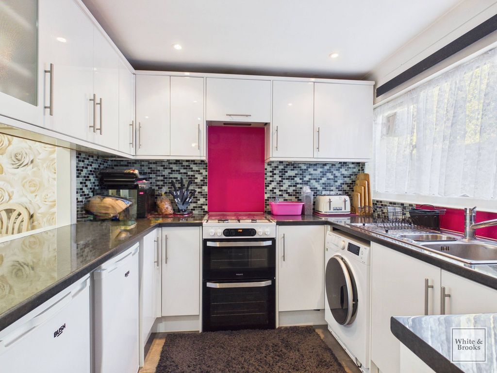 Property photo 3 of 19 Kitchen