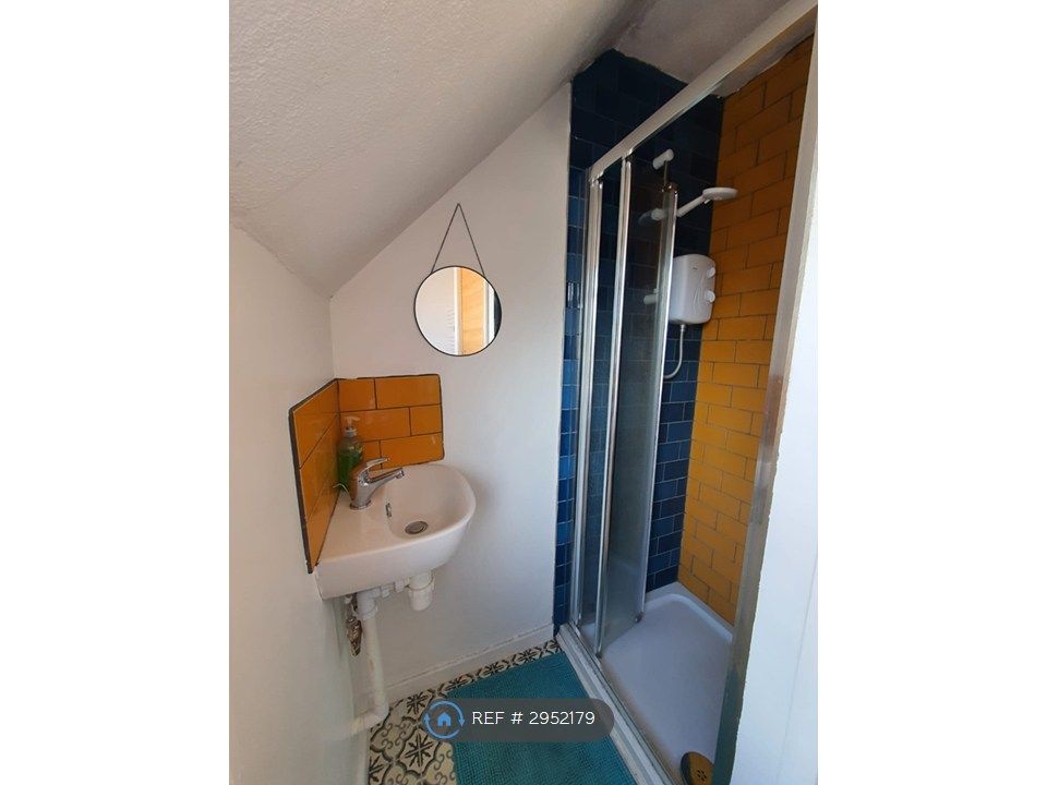 Property photo 1 of 12 Bathroom