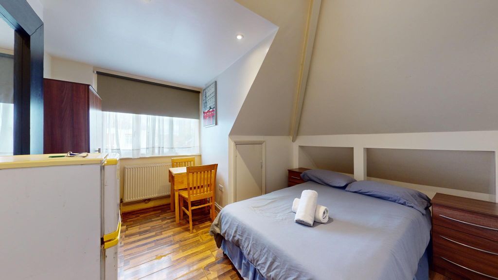 Property photo 1 of 6 Bedroom