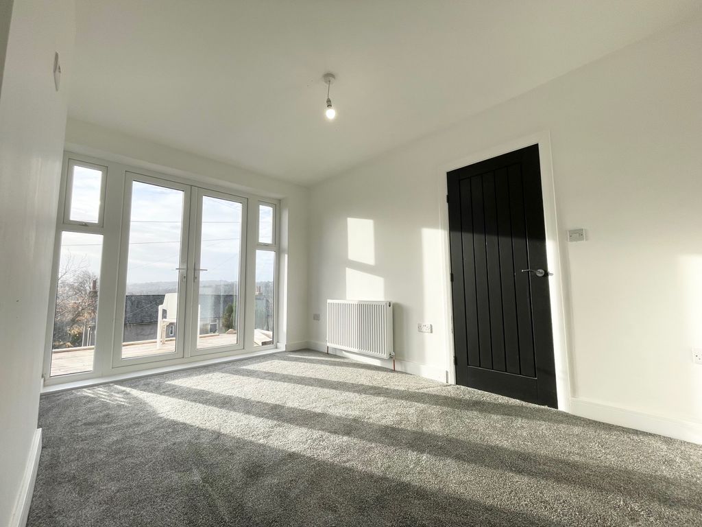 Property photo 1 of 16 Living Room