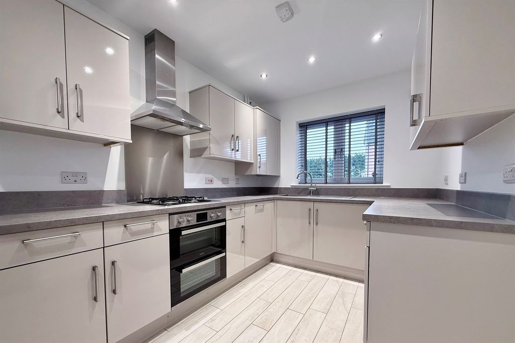 Property photo 2 of 31