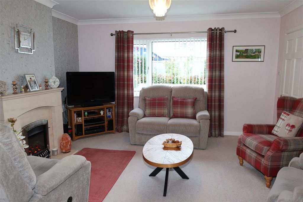 Property photo 2 of 15 Lounge