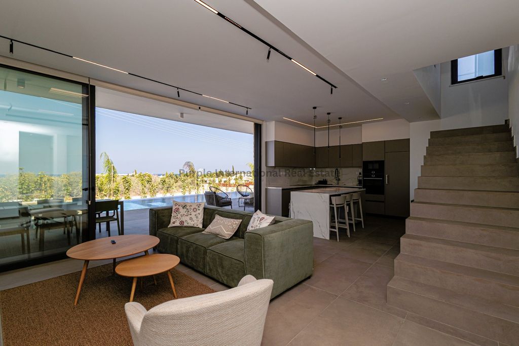 Property photo 2 of 31