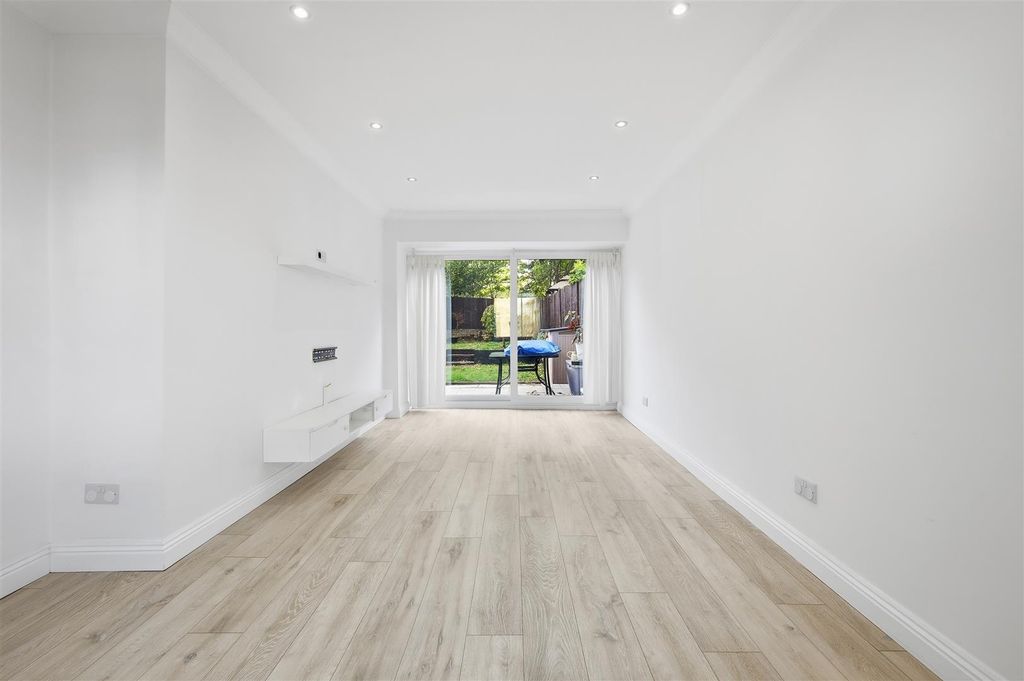 Property photo 3 of 17 Lounge.Jpg