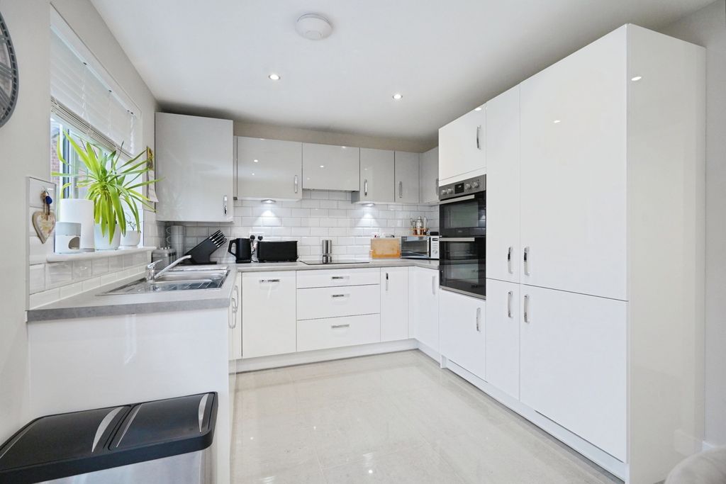 Property photo 3 of 19 Kitchen