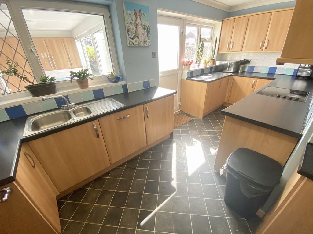 Property photo 3 of 20 Kitchen