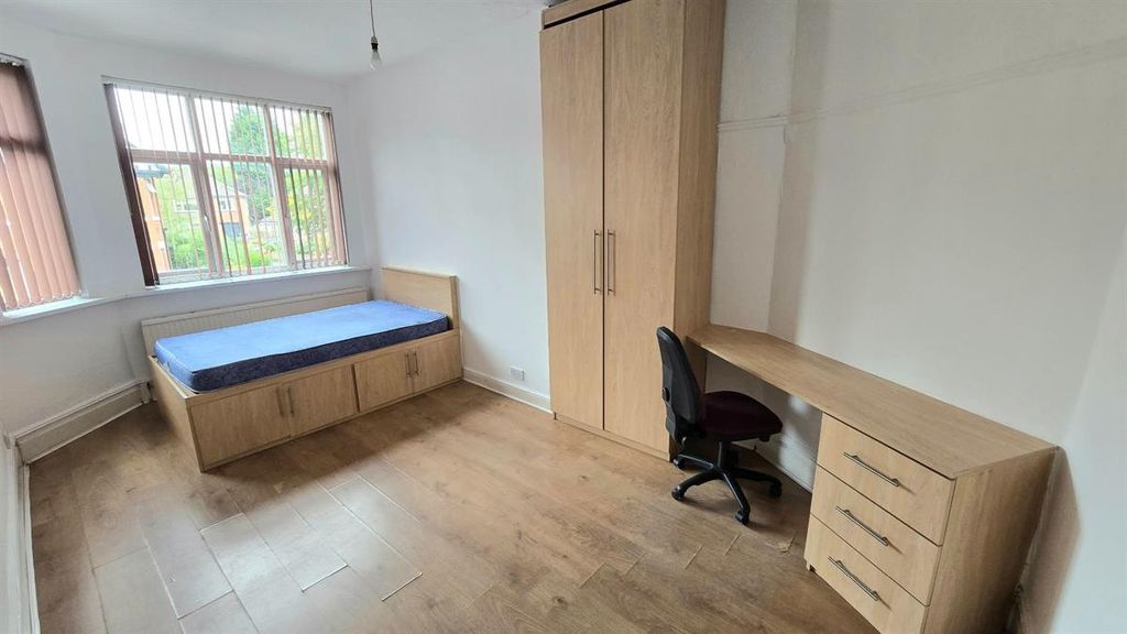 Property photo 1 of 15 Bright, Tidy Bedroom With A Large Window, Built-In...