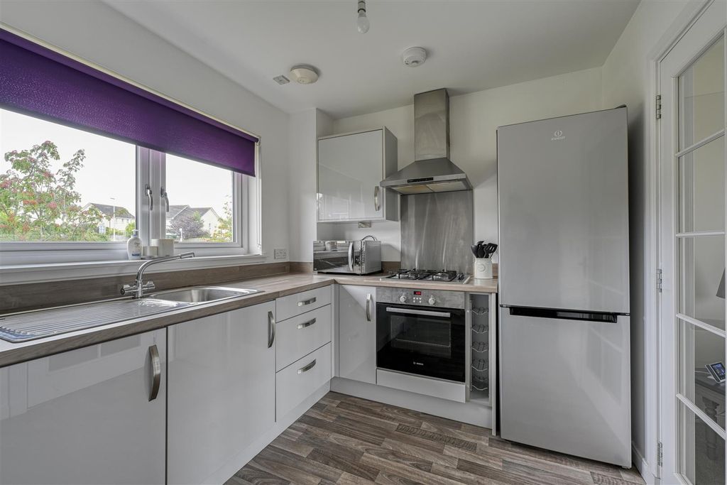 Property photo 3 of 11 Kitchen