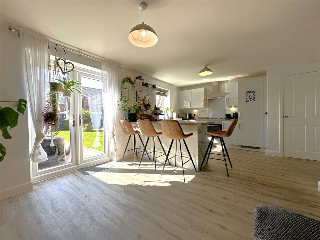 Property photo 2 of 23 Contemporary Kitchen 242