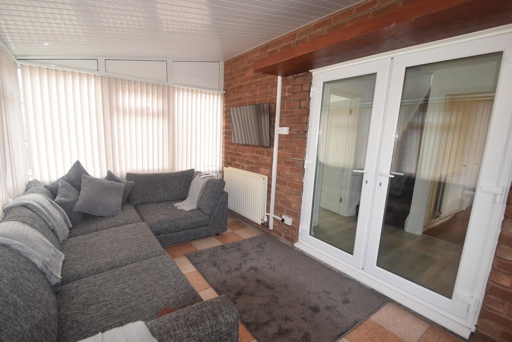 Property photo 3 of 11 Conservatory