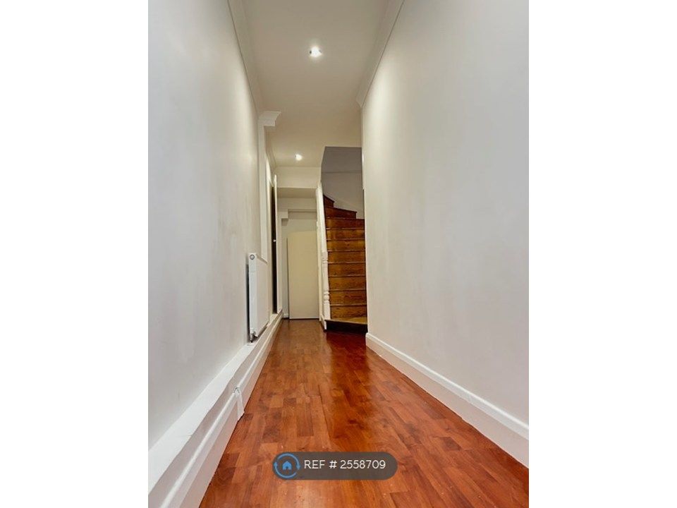 Property photo 3 of 11 Entrance Hall